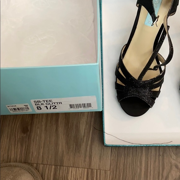 Shoes - Picture 2 of 8